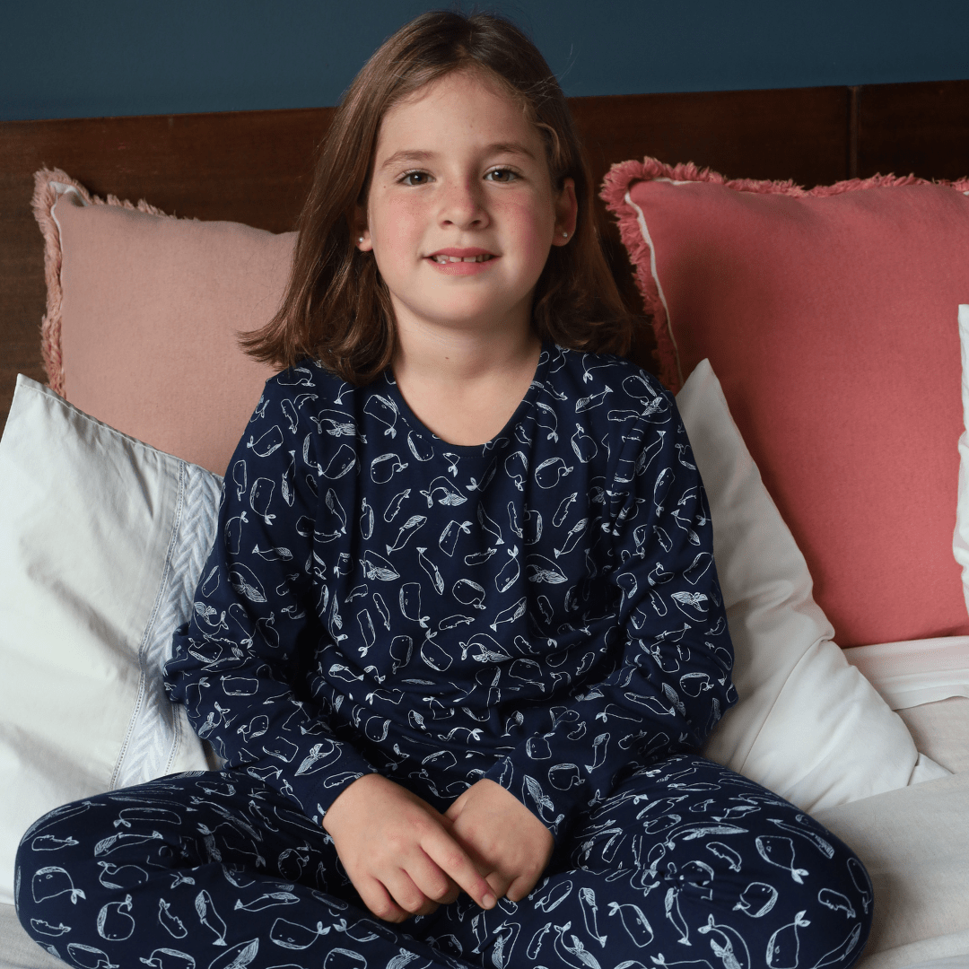 Pijama largo ballenas niña - SimplyB